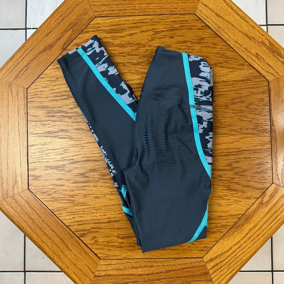*UNDER ARMOUR* Blue x Camouflage Leggings Size XS NWT - Picture 1 of 10